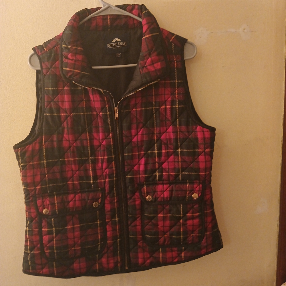Women's Quilted Plaid Vest - Black and Red